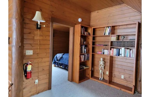 Hayward Cabina | Escape to The House on Round! Now with no cleaning fees!