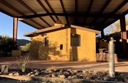 Morongo Valley Casa | The House on the Cliff - Pet Friendly Incredible Views of Joshua Tree