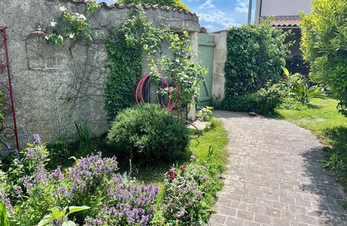 Angoulins Casa | The house with the secret garden
