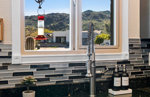Citrus Plaza Casa | ~The Hummingbird House~ Sauna, Two King Beds, Mountain Views!