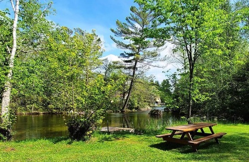 Selwyn Casa | The Hunter - 3-Bedroom River-front Cottage
