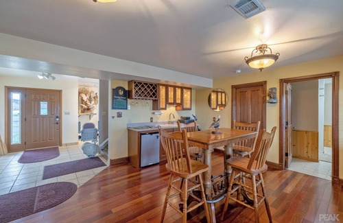 Helena Casa | The Hunter's Lodge on Hauser: The Perfect Getaway!