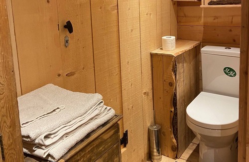 Apt Cabina | The Hut of Happiness