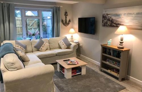 New Forest District Apartamento | The Hut- Private 1 Bed Guesthouse in Lymington Town Centre, garden & parking