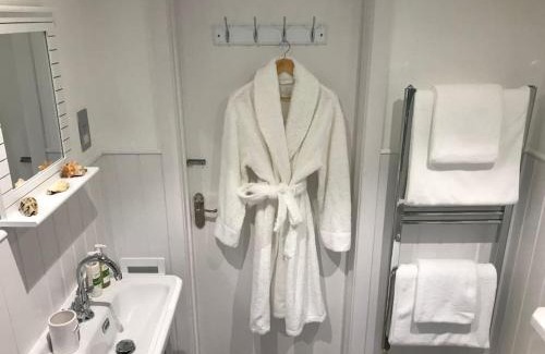 New Forest District Apartamento | The Hut- Private 1 Bed Guesthouse in Lymington Town Centre, garden & parking
