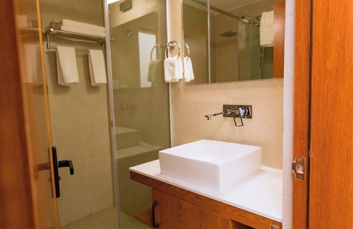 Kigali Hotel | The Hut Restaurant & Boutique hotel
