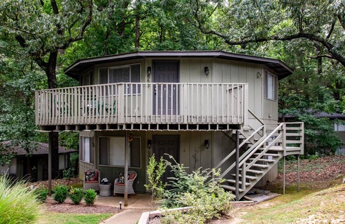 Oxford Casa | The Hutt, 2BR Chic Condo by Velvet Ditch Villas