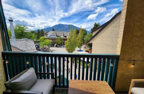 Whistler Village Apartamento | The Ikon Lofted Studio with King Bed and Patio