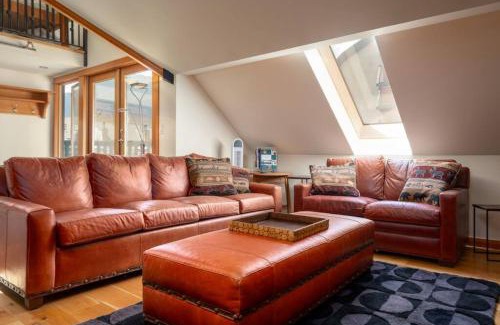Whistler Village Apartamento | The Ikon Lofted Studio with King Bed and Patio