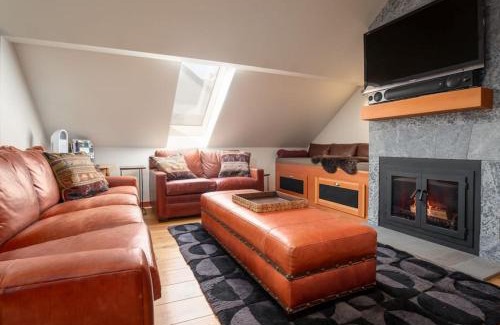 Whistler Village Apartamento | The Ikon Lofted Studio with King Bed and Patio
