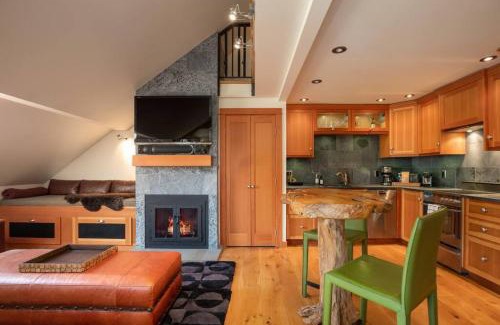 Whistler Village Apartamento | The Ikon Lofted Studio with King Bed and Patio