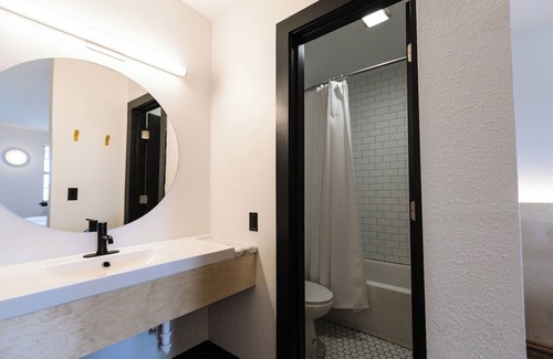 Berry Hill Hotel | The Iris Motel - King Room