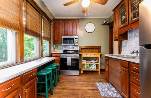Harters Heights Casa | The Irish Rover<>Vintage 4BR Home Across St to ND