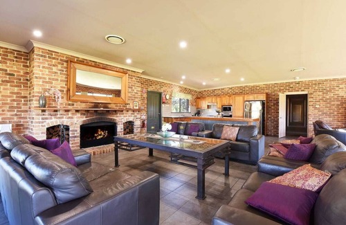 Lovedale Casa | The Ironstone Lodge vineyard 6Bed with ensuites large group retreat
