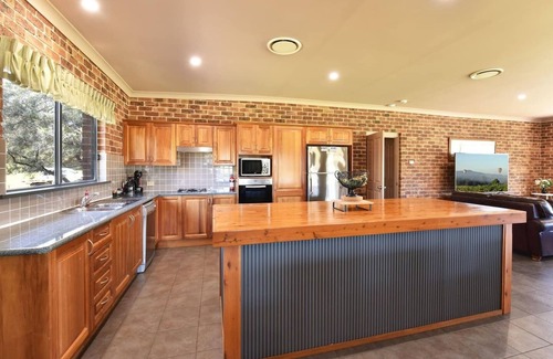 Lovedale Casa | The Ironstone Lodge vineyard 6Bed with ensuites large group retreat
