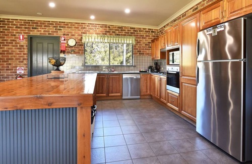 Lovedale Casa | The Ironstone Lodge vineyard 6Bed with ensuites large group retreat