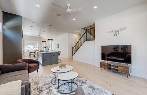 Highland Casa | The Isabelle's - Unit B