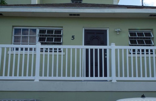 Nassau Apartamento | The Island Breeze (newly renovated 1-bedroom rent)al unit.