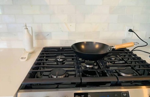 East Shore Cabaña | The Island Sound: Ocean View Cottage near Yale, Beach, Downtown, Hikes
