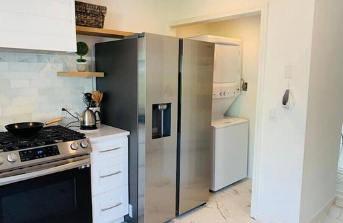 East Shore Cabaña | The Island Sound: Ocean View Cottage near Yale, Beach, Downtown, Hikes