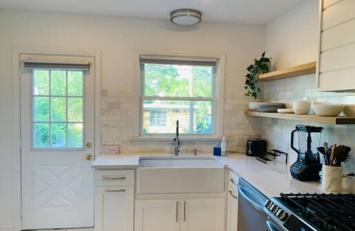 East Shore Cabaña | The Island Sound: Ocean View Cottage near Yale, Beach, Downtown, Hikes