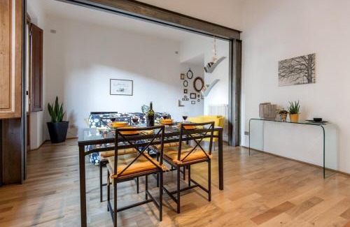 Le Cure Apartamento | The Italian Courtyard with free parking nearby