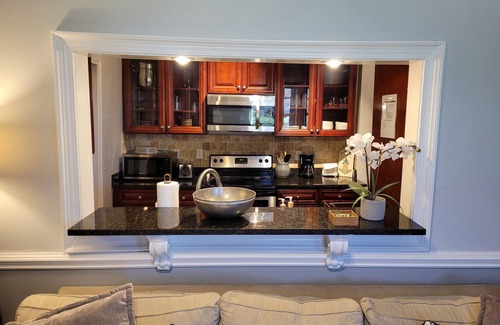 Beach Institute Condominio | The James Leonard House with Pool!