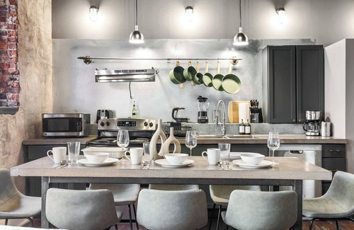 Central City Apartamento | The Jazz Flat| Covered Parking| Sleeps 8| DT