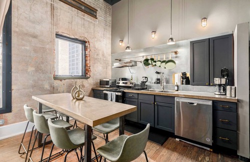 Central City Apartamento | The Jazz Flat| Covered Parking| Sleeps 8| DT