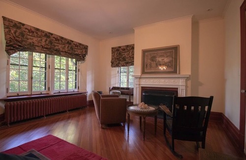 Highland Mills Cama Y Desayuno | The Jefferson Room at Rushmore Estate in Woodbury NY Bed and Breakfast