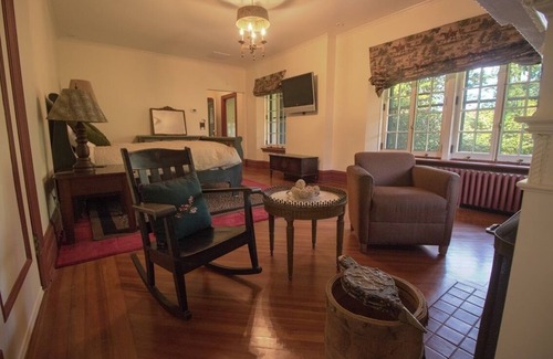 Highland Mills Cama Y Desayuno | The Jefferson Room at Rushmore Estate in Woodbury NY Bed and Breakfast