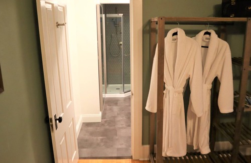 Sheboygan Cama Y Desayuno | The Jewel Suite - Unwind At A Working Sheep Farm Minutes From Everything!