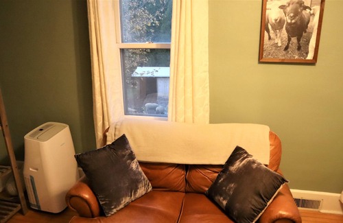 Sheboygan Cama Y Desayuno | The Jewel Suite - Unwind At A Working Sheep Farm Minutes From Everything!