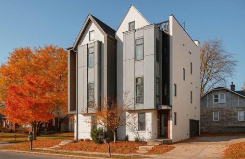 East Hill Casa | The Johnny - Stylish Nashville Home With Rooftop Lounge