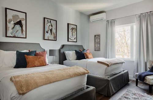 East Hill Casa | The Johnny - Stylish Nashville Home With Rooftop Lounge