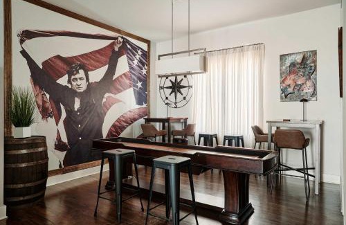 East Hill Casa | The Johnny - Stylish Nashville Home With Rooftop Lounge
