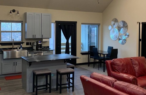 Fayetteville Casa | --~THE JOINT: On Smokey Lane~--3/2 on 2A, Sleeps 8