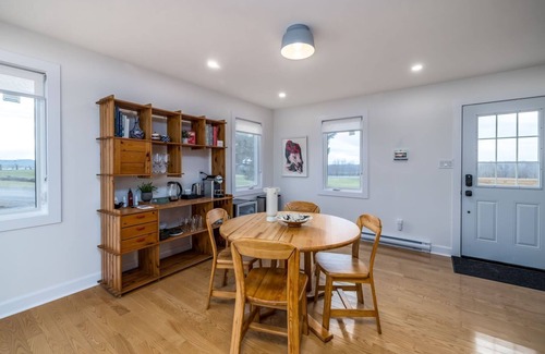 Corbyville Casa | The Jones House | 4 Person Hotel-Style