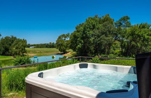 Hot Springs Casa | The June Hot tub with king beds on 2 acres