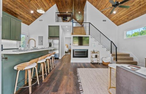 Hot Springs Casa | The June Hot tub with king beds on 2 acres