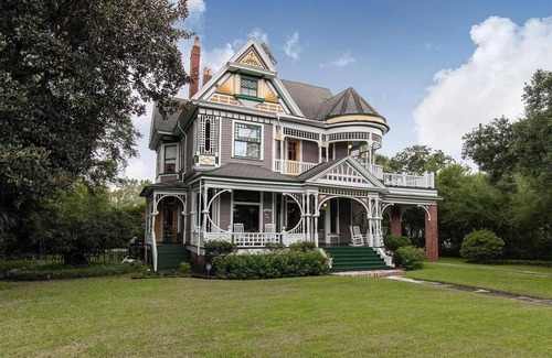 Hannon Park Casa | The Kate Shepard House is a beautiful Queen Victorian catalog home that was built in 1897. Come experience a genuine southern getaway complete with charm and comfort in this beautiful 6 bedroom 6 and half bathroom home in Mobile Alabama. Plenty of ro