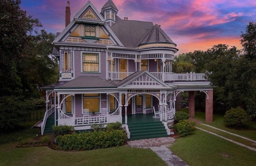 Hannon Park Casa | The Kate Shepard House is a beautiful Queen Victorian catalog home that was built in 1897. Come experience a genuine southern getaway complete with charm and comfort in this beautiful 6 bedroom 6 and half bathroom home in Mobile Alabama. Plenty of ro