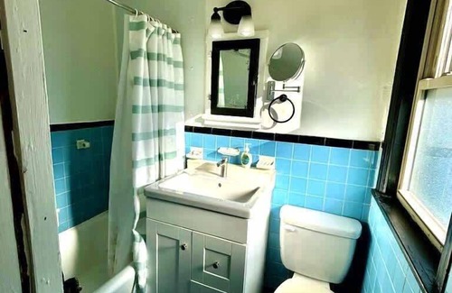 Duquesne Apartamento | The Kennywood Suite - The Blue Racer Car