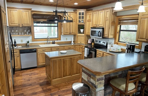 Scottsville Cabina | The Kentucky Kajun! A Beautiful 5 Bed / 4 Bath Cabin On Barren River Lake.