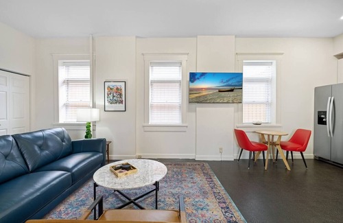 East Market District Condominio | The Kentucky Mule-Huge 1BR / Stay Nulu Marketplace