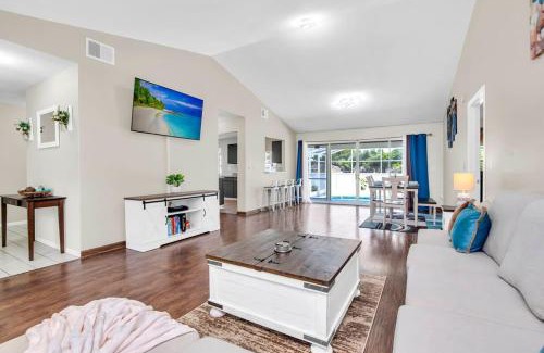 Poinciana Casa | The Key House Large Pool & Backyard