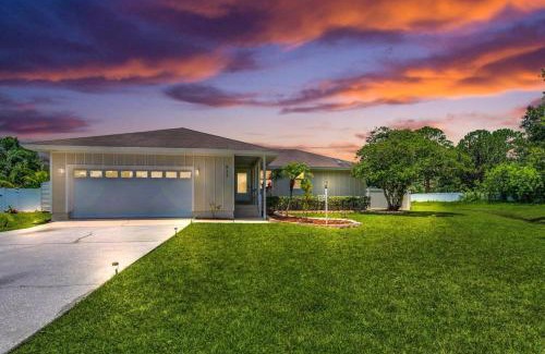 Poinciana Casa | The Key House Large Pool & Backyard