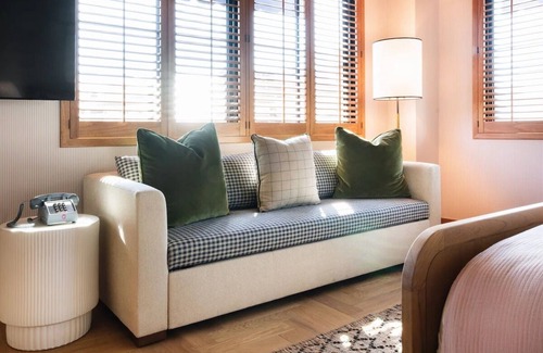 Courier City - Oscawana Casa | The King at Palihouse Hyde Park Village, Parking!