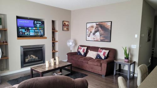 Southwest Calgary Casa | The King place, is a ROOM in a PRIVATE HOUSE, close to CTrain and Spruce Meadows Equestrian