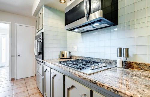 Leamington Cabaña | The KingFisher Lakehouse: Your Lakeside Haven